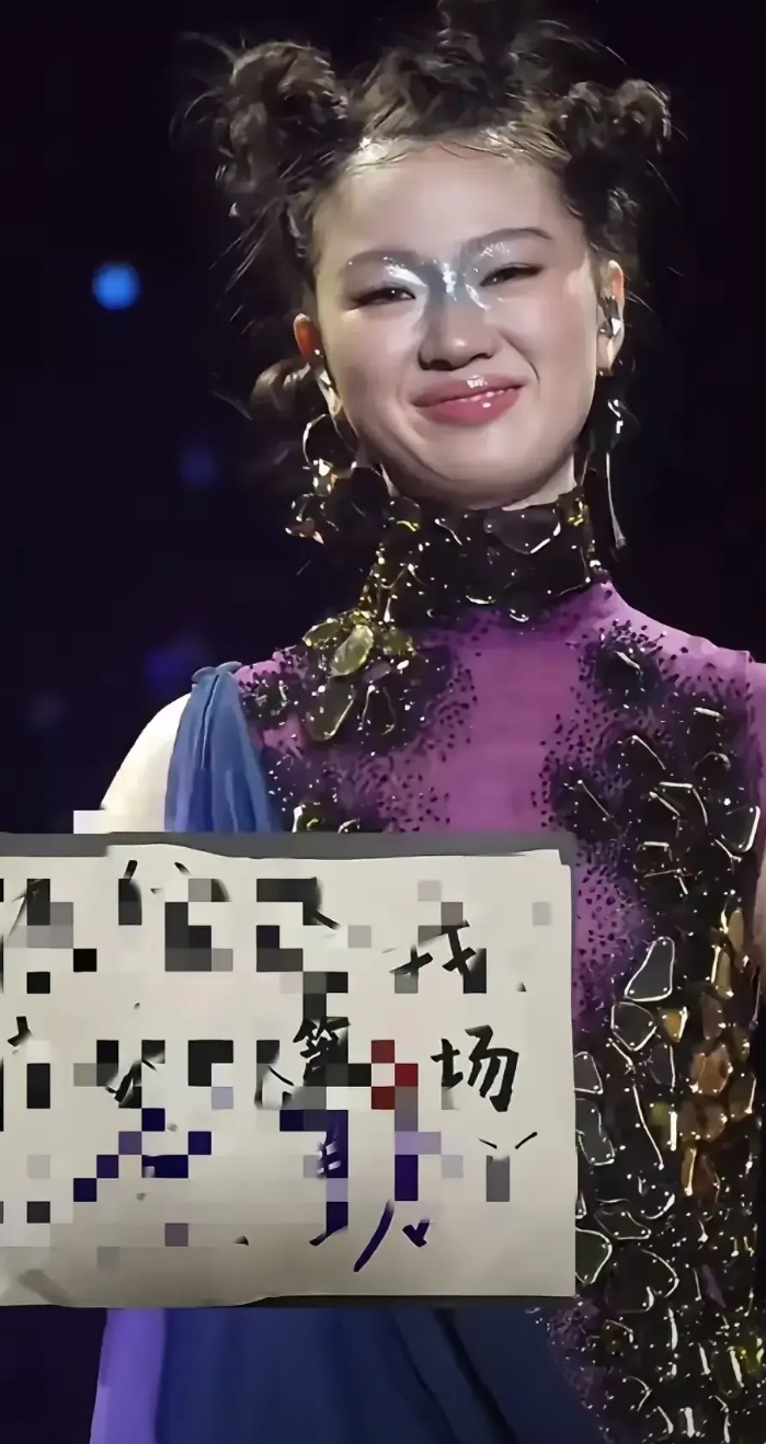 这造型实在不敢恭维！冷不丁一瞅，我以为是龚琳娜呢！23岁像35岁，一副油腻的样子