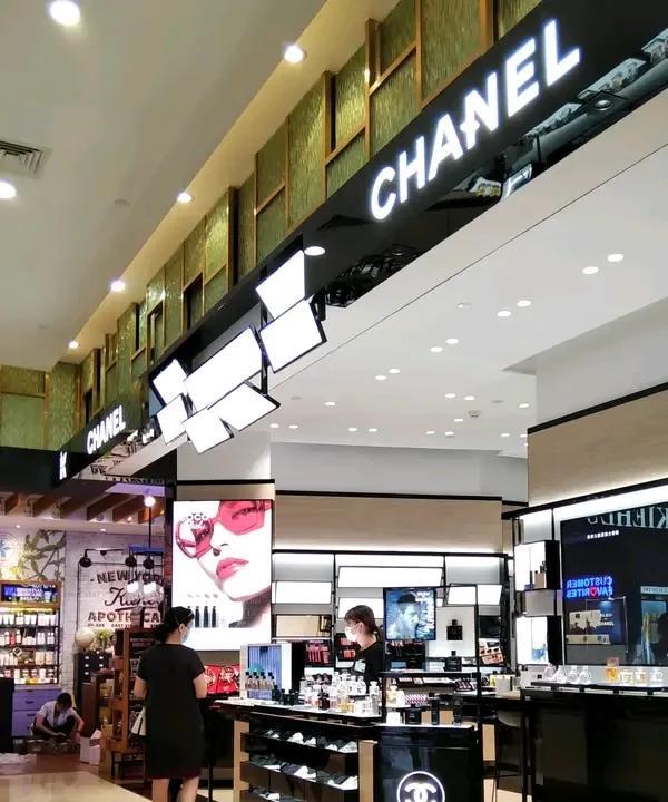 警方通报香奈儿柜姐与顾客发生冲突 警方通报了香奈儿柜姐与顾客发生冲突的事情，这事