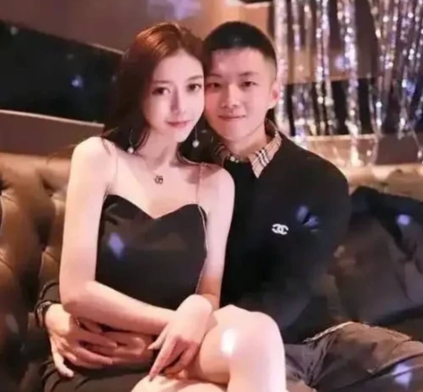 赵心童夺冠后的颁奖仪式，经纪人妈妈和传说中的漂亮前女友出现在合照现场。
在自己心