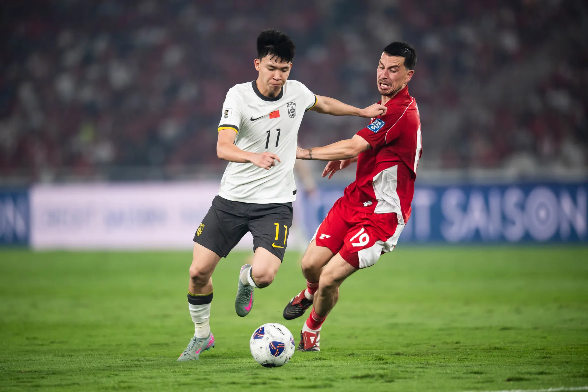 中国男足客场0-1不敌印尼，彻底无缘2026年世界杯。《天津日报》发文分析了国足