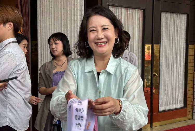 韩国瑜合体蓝委议场前反罢！吴思瑶妄批“议事不中立”：在拍毕业照？
针对立院长韩国