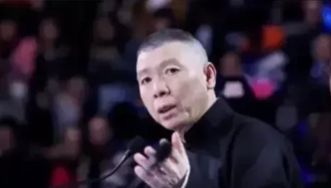 一次，冯小刚开着300万的车回家看瘫痪的母亲。照顾母亲十多年的姐姐求他：能不能帮