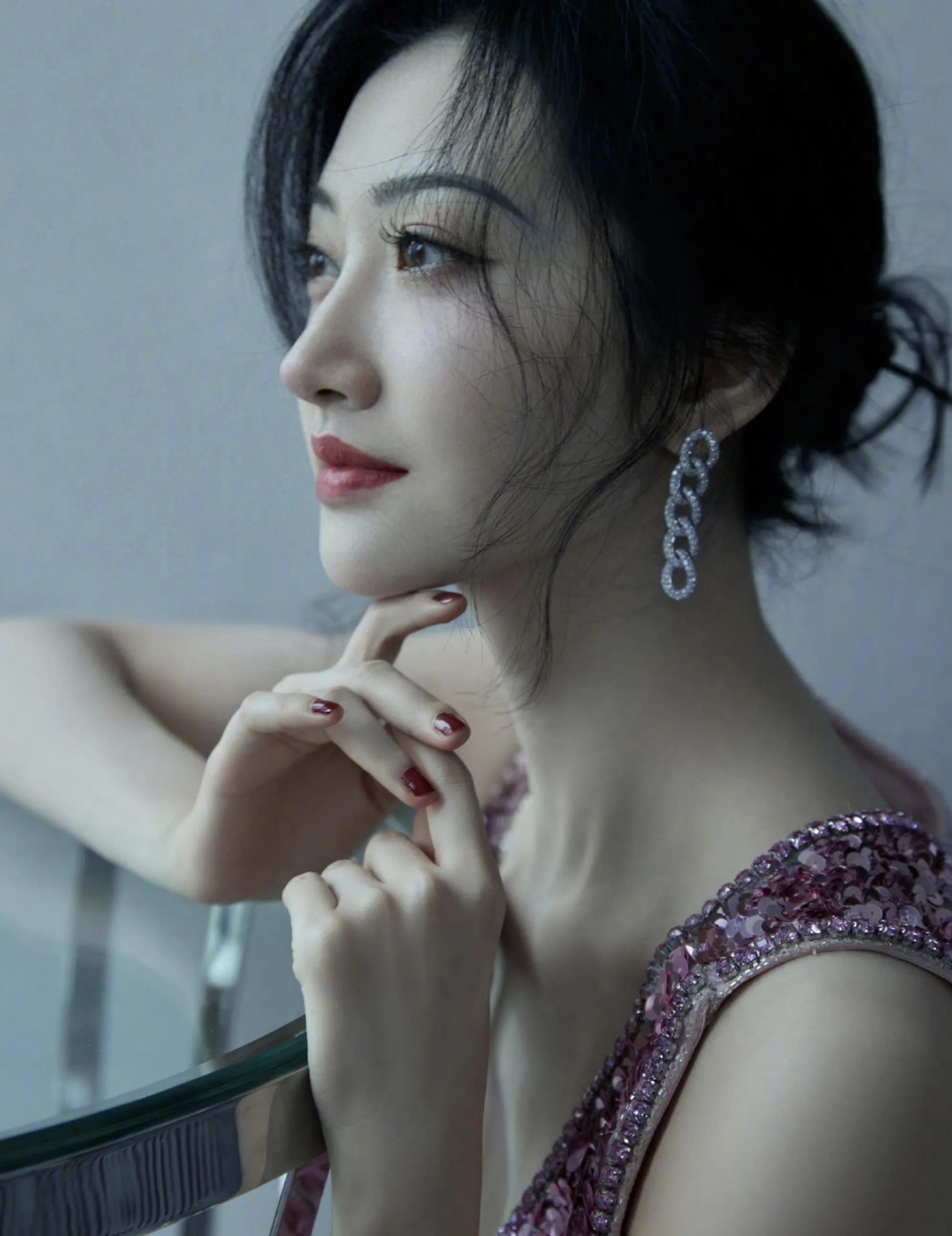 女星景甜写真：甜美可人、端庄优雅
