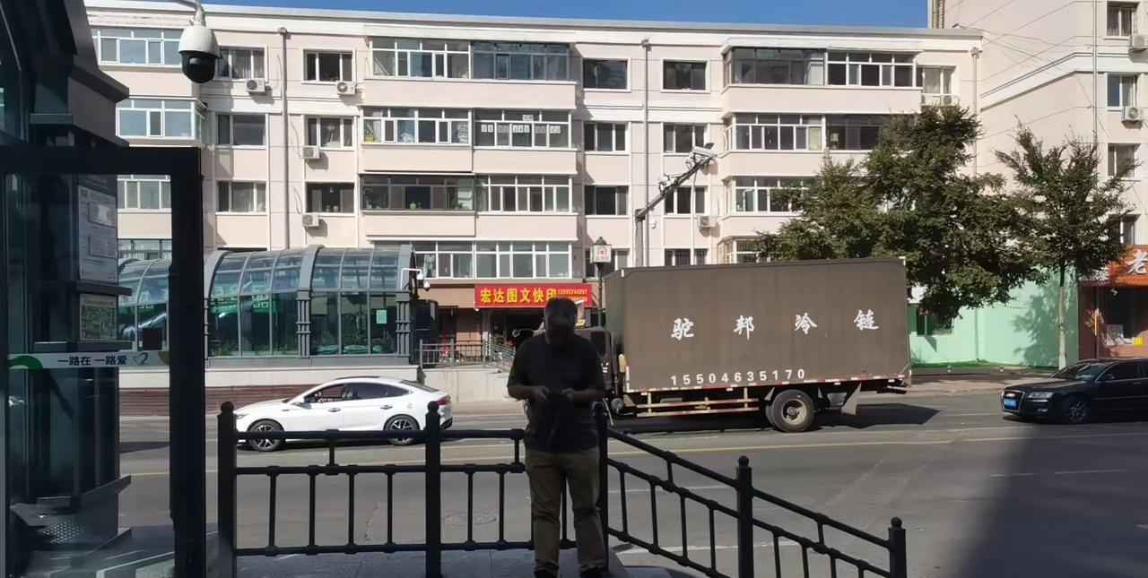 克非大哥走哪写到哪，从珠江路上淮南牛肉汤出来，跟助理说，找个不能高空抛物的地方，