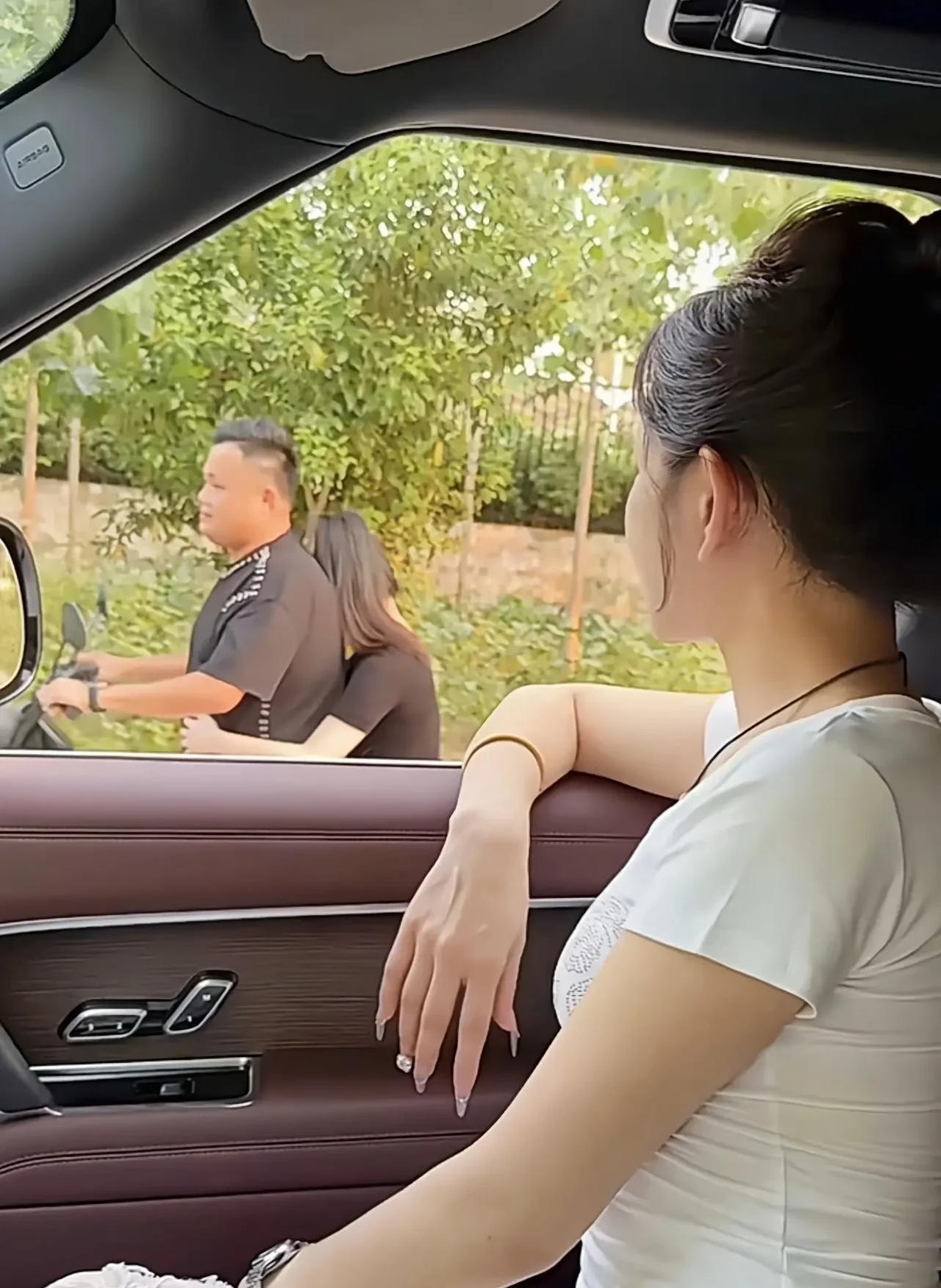 豪车里面的单身美女羡慕车外骑小电炉的情侣，其实她不知道的是，骑小电驴的情侣何尝不