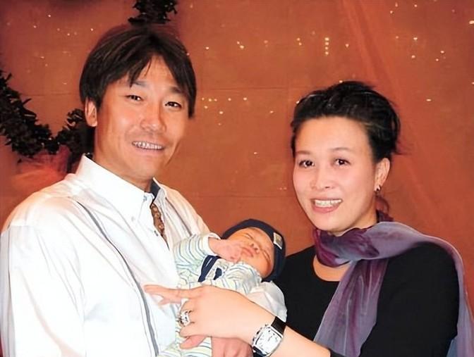 2004年，运动员高峰带女明星踢球，踢着踢着，女明星就怀孕了。



1971年