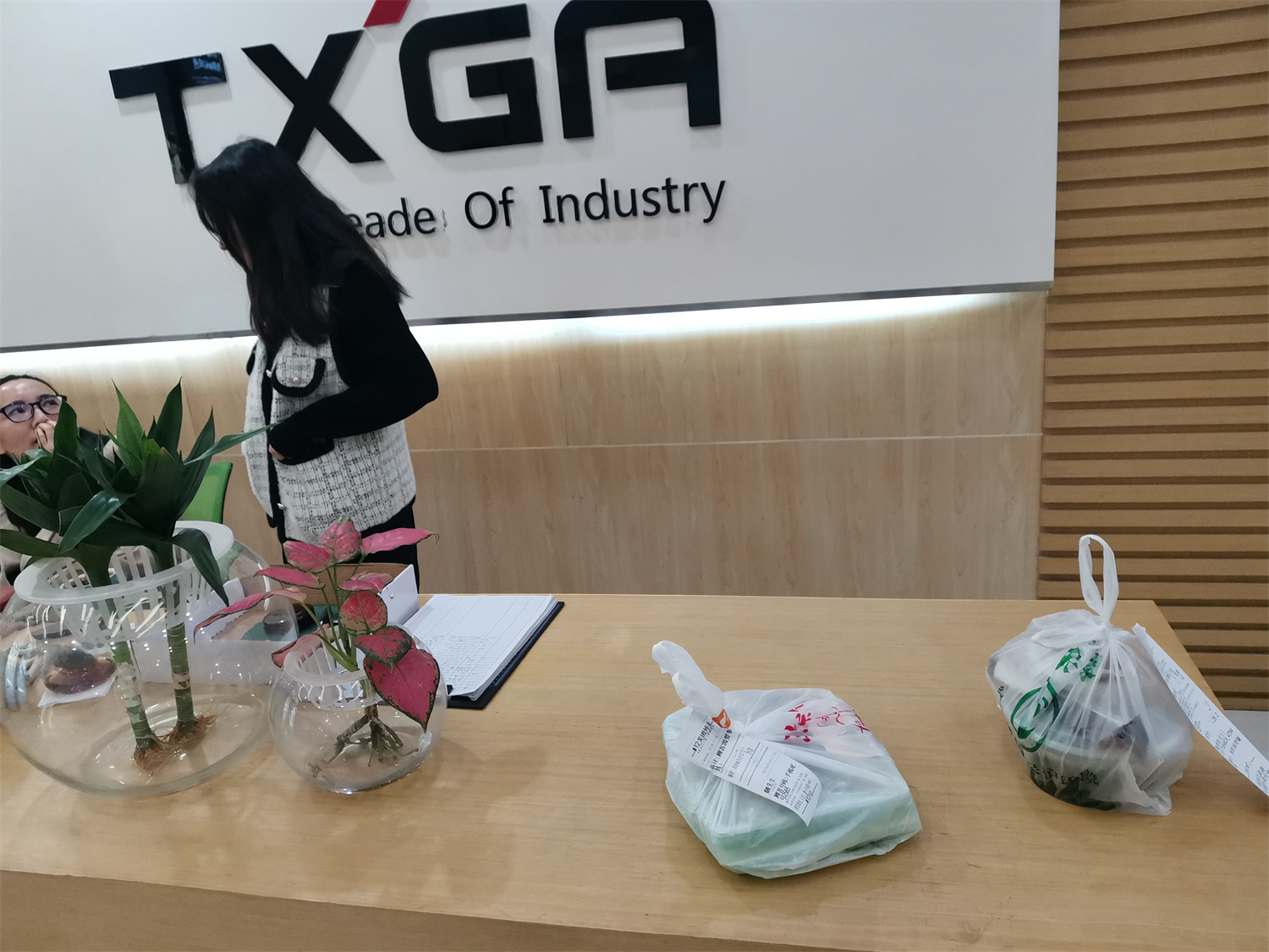 像这种前台有小姐姐的公司真的不多了，很多公司都是为了节省人工成本，把前台的职位都
