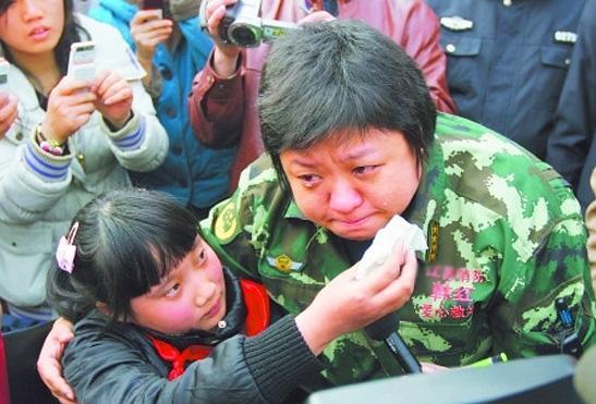 韩红，再次让我们破防了。
成都春夜的雨丝轻抚过3万人潮湿的眼眶，49岁的韩红站在