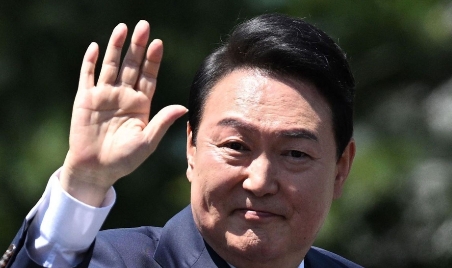 尹锡悦频繁见律师为“蹭空调”！
尹锡悦为了享受拘留所会见室的空调，每天至少要与律