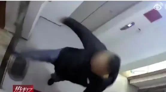 “正当防卫！不批捕！”3月7号，上海，男子因为楼上滴水竟然直接上楼，一脚踹开女邻