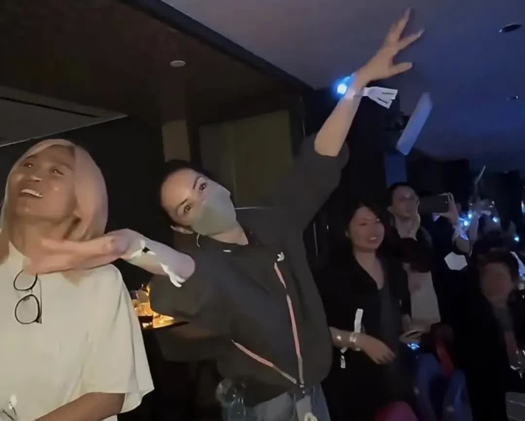 王菲再过几年就六十了，咋一点也不显老呢！

首先是心态不老，不但如此，还很有