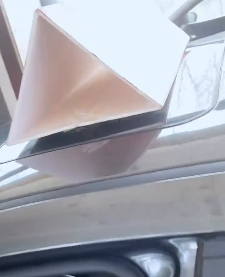这款是伊兰特的尊贵版，指导价十二万三千八，现在全款落地价十万左右块钱。
·一点