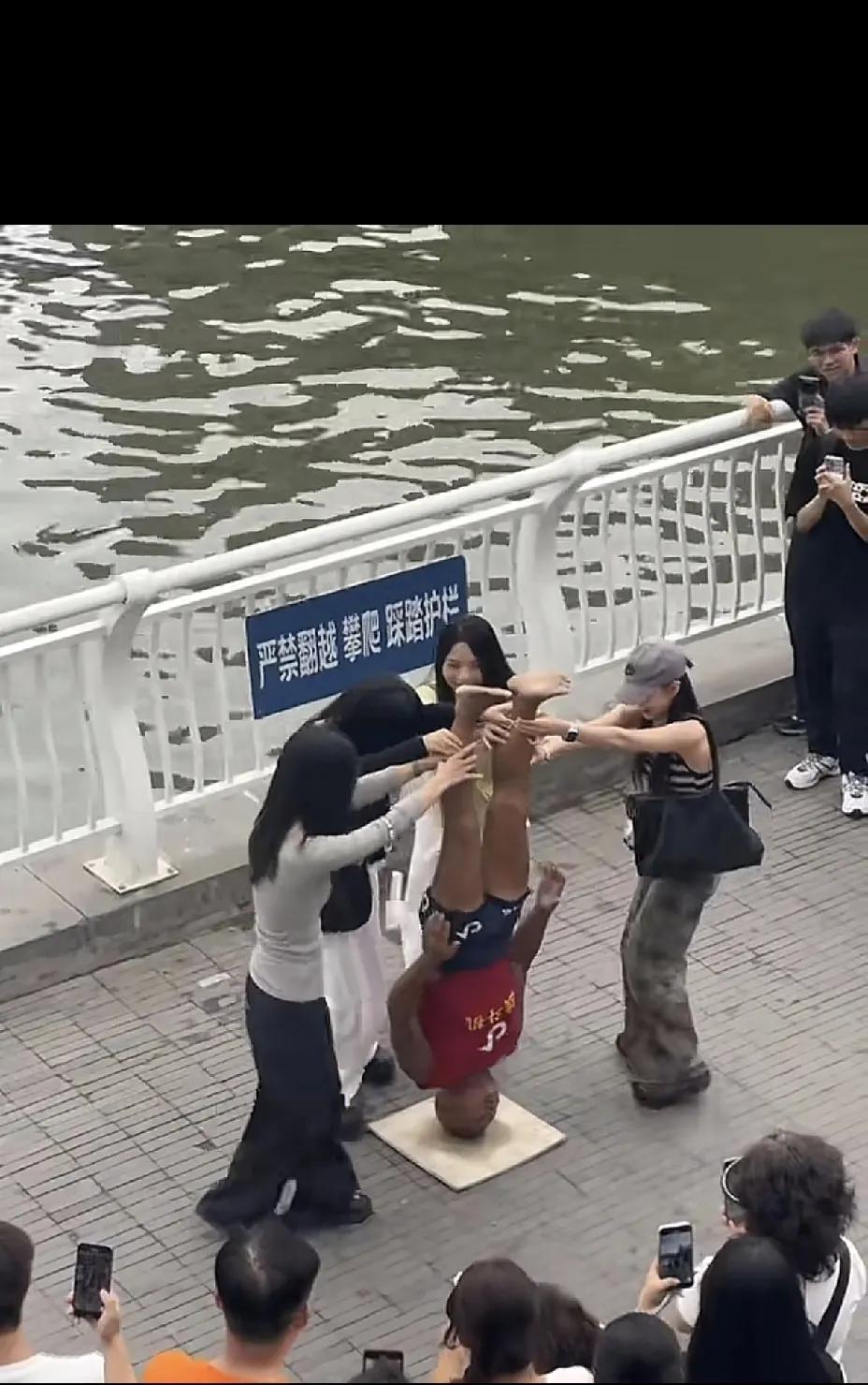 天津这地界邪性啊，
大爷跳水成风景了，
还得让几个姑娘转圈，
这是玩的哪一出，