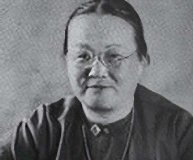 1924年，44岁的章士钊再次偷偷爱上一个歌女，后高调同居。妻子吴弱男知道后，带