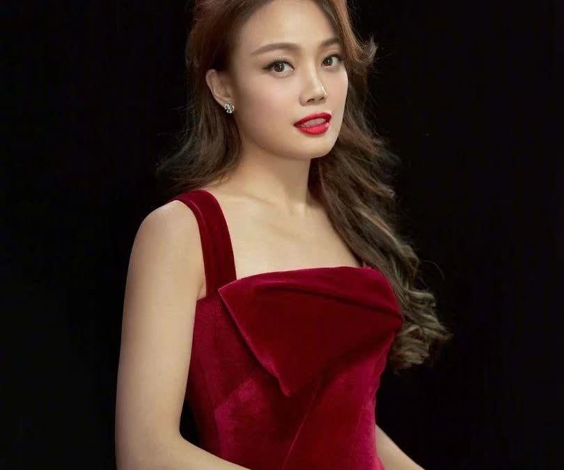 45岁女星容祖儿该做的正经事一件也没做，
没有结婚，没有生孩子，甚至没有男朋友