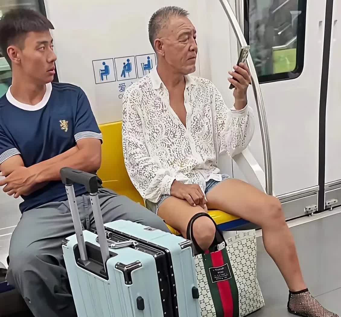 时髦的老汉，打扮让人惊艳，目测也接近70岁的老人了。不穿鞋穿着一双镂空的袜子就出