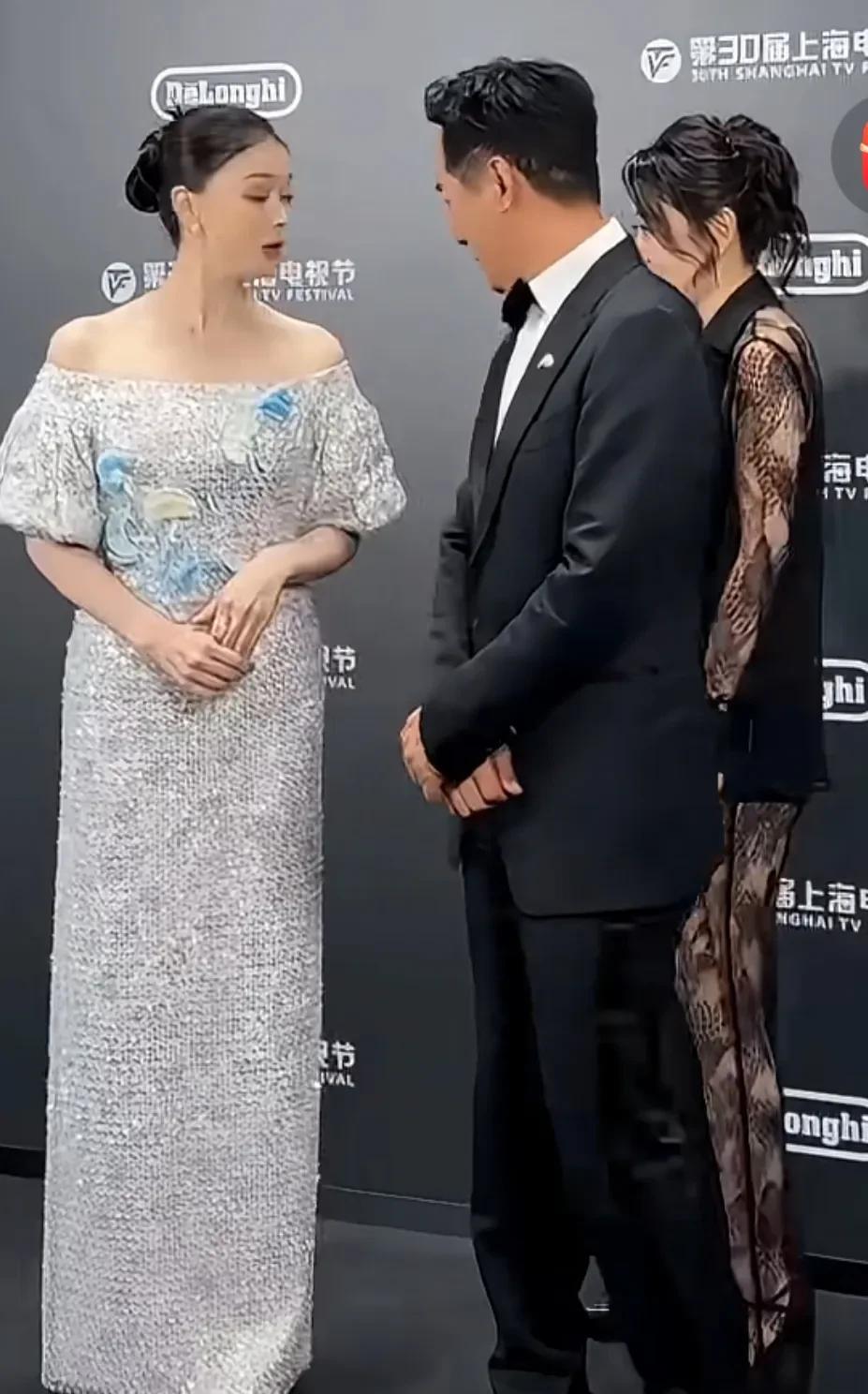 郭晓东的鞋跟亮了
上海白玉兰电视节，当《小巷人家》的几位主演出现在镜头前，眼尖的