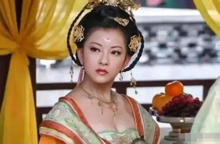 公元712年，太平公主被唐玄宗追杀。她带着男宠崔湜连夜出逃，在一个阴冷的山洞避难