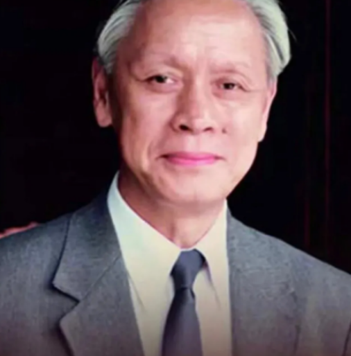 1959年，他瞒着妻子，偷偷把一管不明液体，灌进不满一岁的儿子嘴里，看着儿子对他