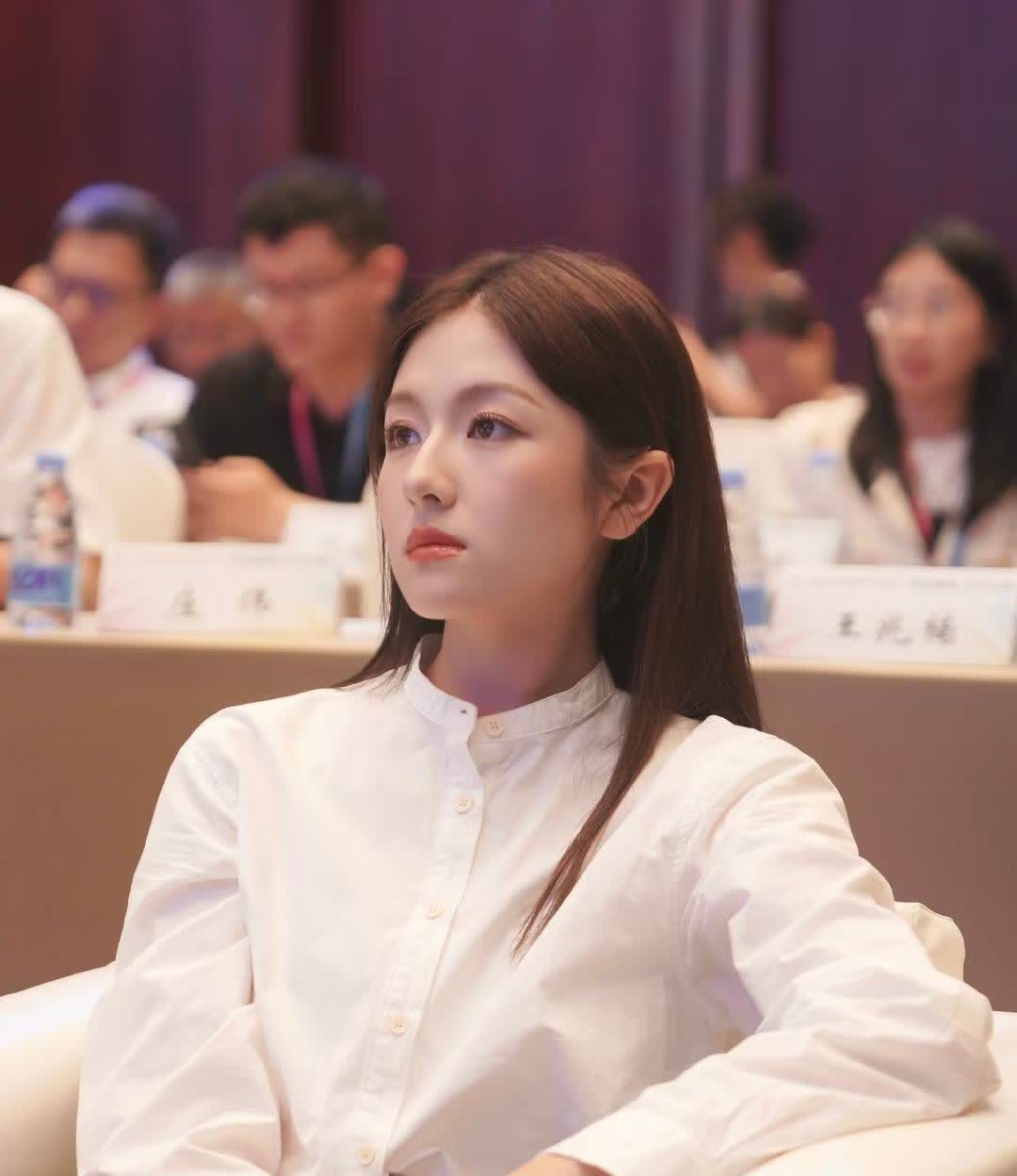 李兰迪最近应该都不会谈恋爱了，
不是因为她还爱着张新成，
也不是因为她有新剧