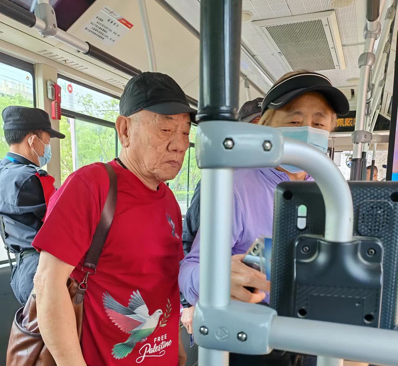 今天上午在公交车上，碰着德云社演员杨进明了，看见我还有点一愣怀疑是不是呢，见他从