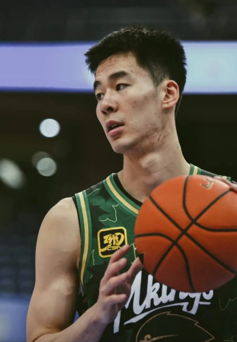 数据太稳定！下赛季必留洋！
本赛季迄今为止最大的惊喜莫过于庞峥麟和郭昊文，庞峥麟