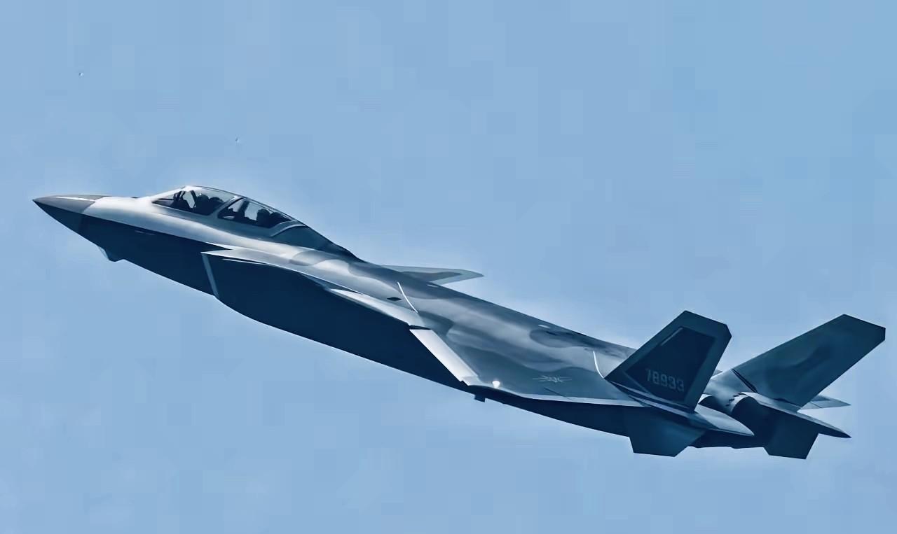 【歼-20S是全球首款双座隐身战机】
    在九三大阅兵中，最新型歼-20S隐