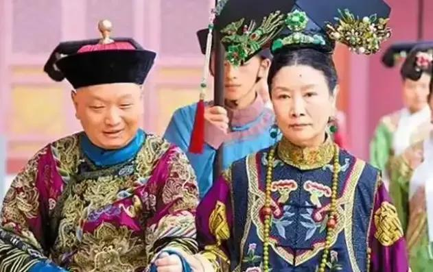 一天，李莲英等慈禧马车走远后，手忙脚乱布置了一番，一心想给慈禧个惊喜。谁知，晚上