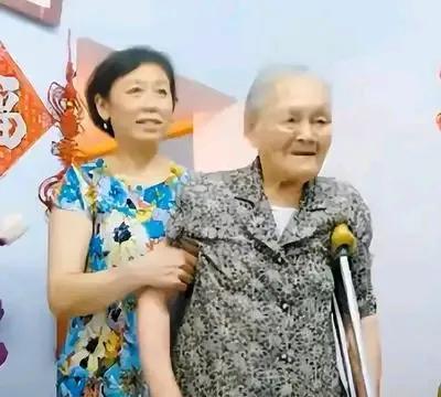 2007年，重庆女子对77岁的亲生母亲说：“妈，您去养老院吧，我们要照顾高娘！”