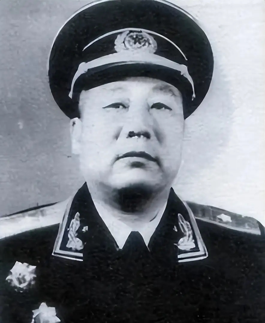 1945年，中苏军方宴会上，苏军和曾克林开玩笑，“你喝一杯酒，我就给一座军火库。