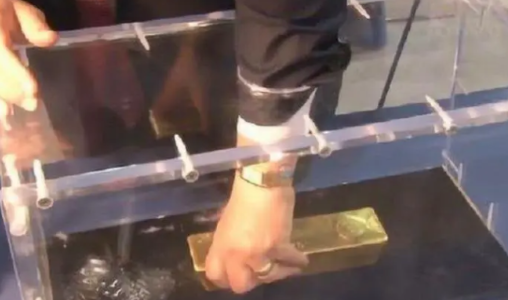 北京商场举办“单手抓金”的活动，不料，被一男子成功抓起一根25斤重的金条