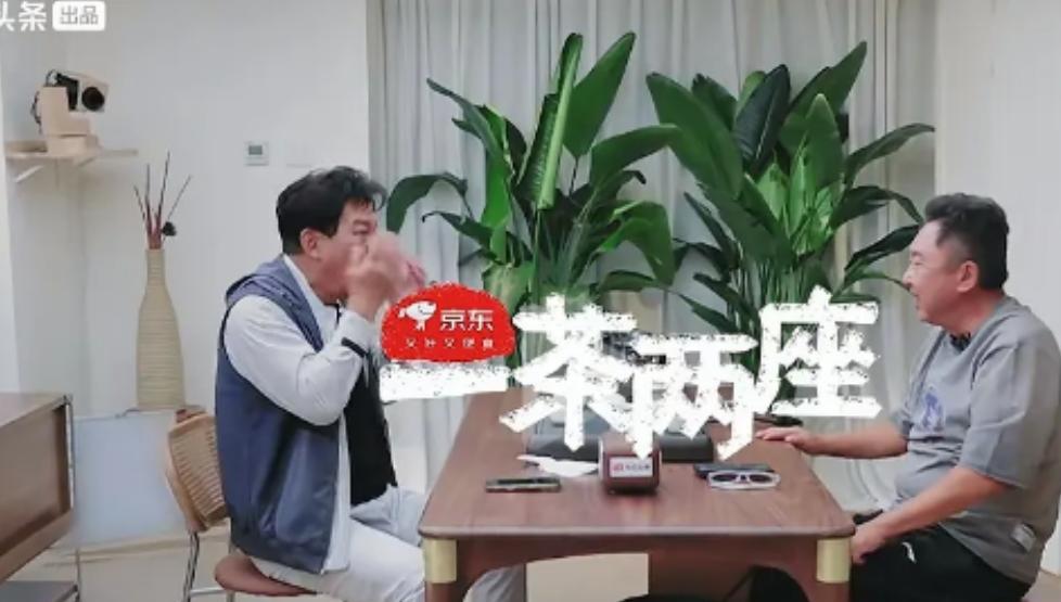 于谦最新推出的个人微综艺《一茶两座》，以别具一格的方式呈现他的荧幕新身份。不同于