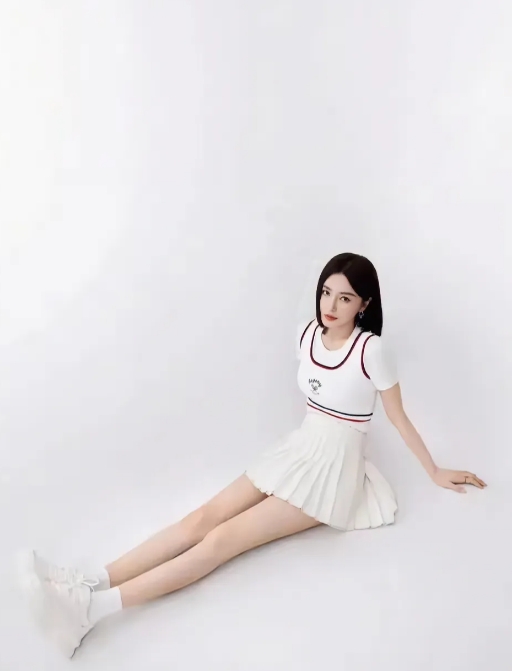 秦岚，165cm，少女感十足。