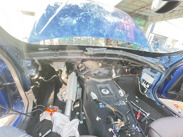 宝马三系异味严重
19宝马三系异味太严重了，进车里中控台直接抢喉咙，没法更换新的