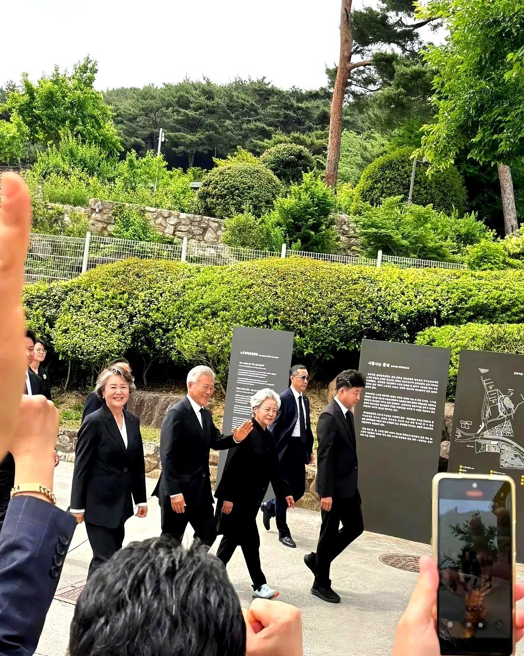 文在寅和李在明在卢武铉纪念活动上没碰面











---




