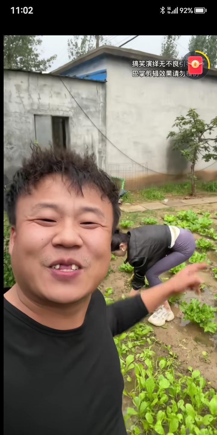 傻脸了吧！不吹牛了吧？被妻子打了一脸泥，丈夫当场傻脸，事因，妻子下地不活，丈夫不