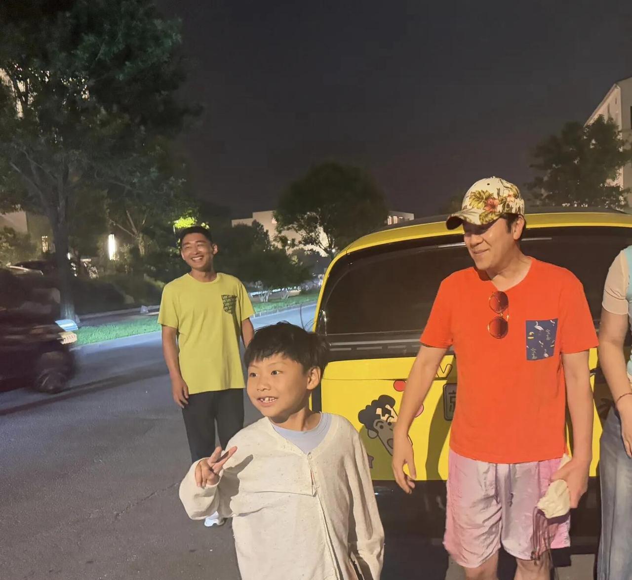 不化妆不美颜的蔡国庆，在现实生活中，其实挺年轻帅气的，看他和粉丝的合影挺亲和的，