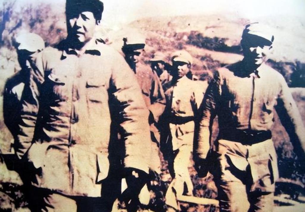 1943年，毛主席去南泥湾视察，王震请他吃了一桌大餐。临走时，毛主席看到桌子上剩