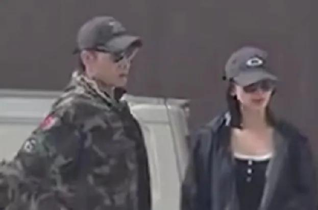 3月27日，一大早有娱媒拍到了吴谨言和老公洪尧推着婴儿车现身医院，看架势应该是来
