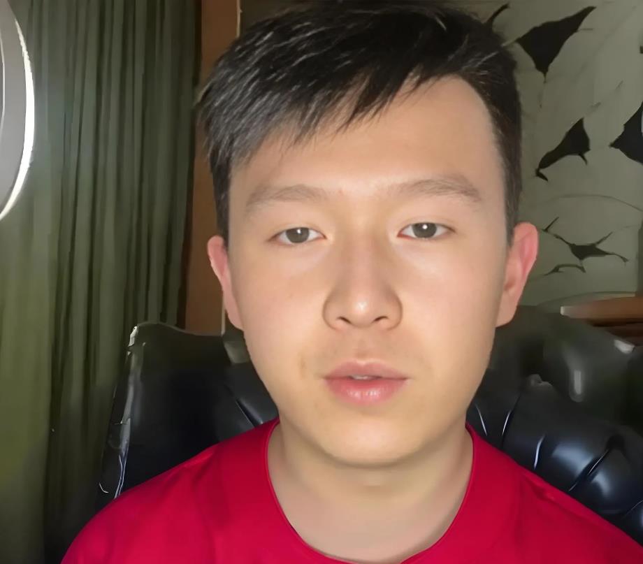 英如镝说：“关系好断，血缘难断！”
巴图说：“我只管自家果园！”

近日，英如镝