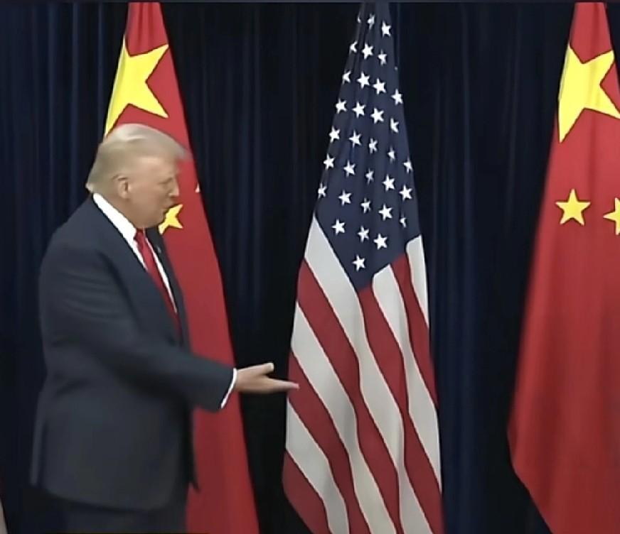 是特朗普先到现场等候的，也是特朗普先伸手的，谁更需要谁一目了然，全世界都看的清楚