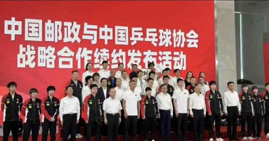 活动大合照来啦，莎莎站在最中间的位置！！[赞]
这个站位深得我心，林诗栋和王楚钦