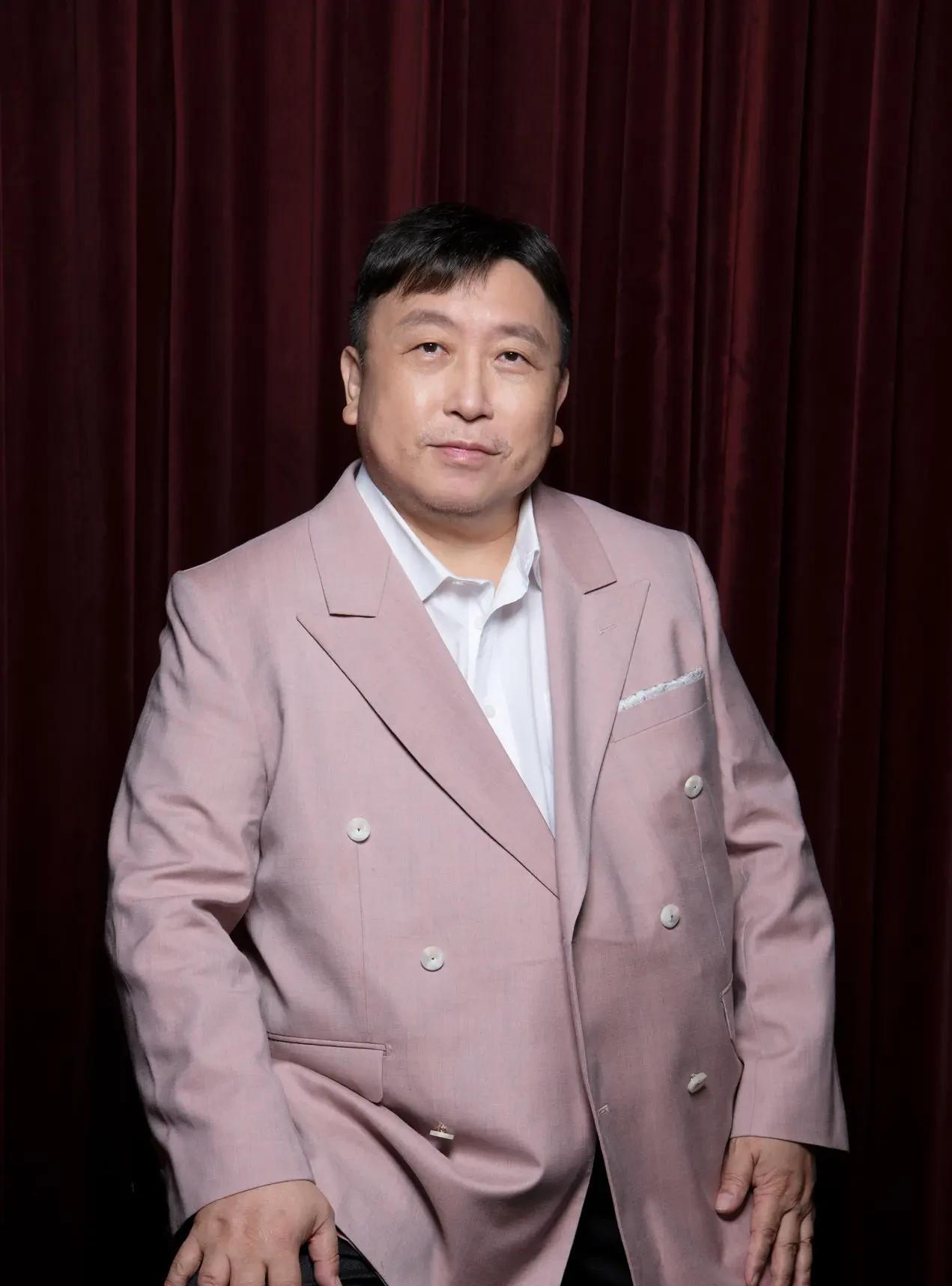 导演王晶这段时间在网络上活跃度还挺高，不是讲述过去明星一些尚未人知的旧事，就是揭