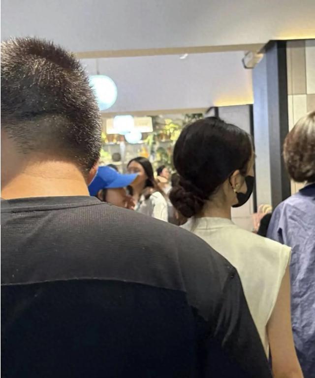 19岁黄多多被偶遇：穿露背装扎丸子头很元气，戴着口罩被一眼认