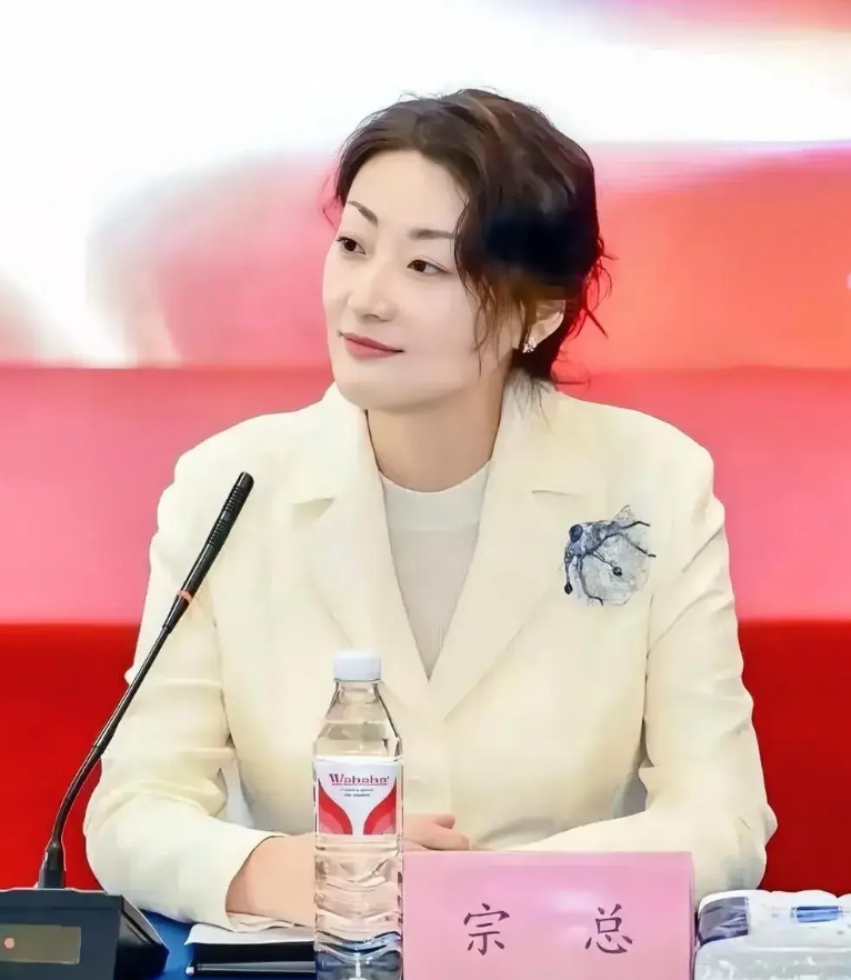 我有强烈的预感
宗馥莉的家产争夺战
已经接近尾声了！至于杜建英估计已经被宗馥莉给