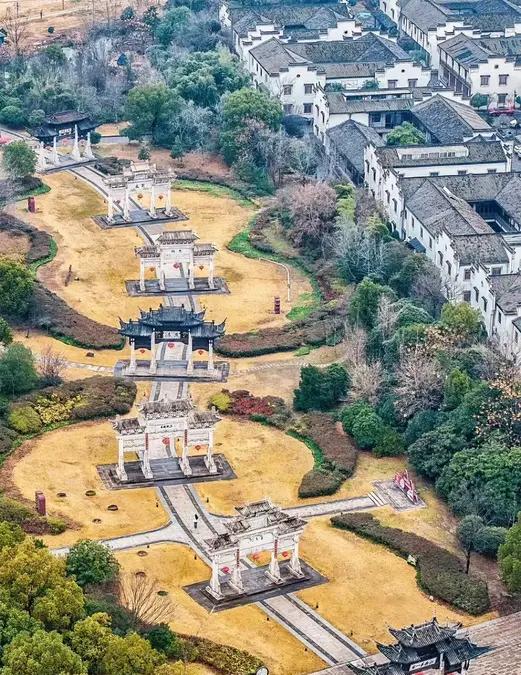 春天的安徽黄山棠樾村，去徽州古城的时候路过进入逛了一下，这个古村真是漂亮，牌坊连