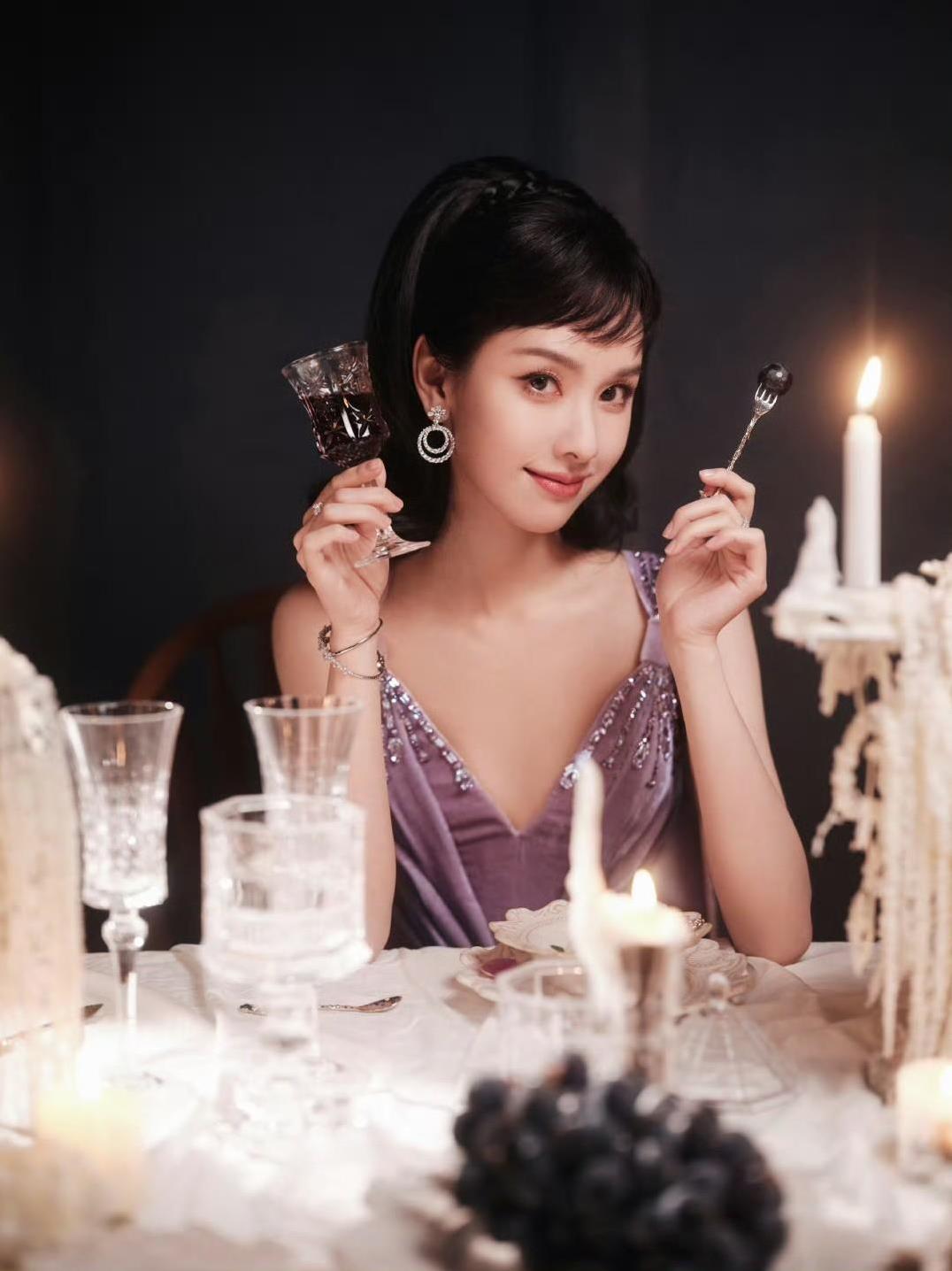 #我的宝藏兴趣# 陈都灵新造型，竟然有一股赫本的味道。