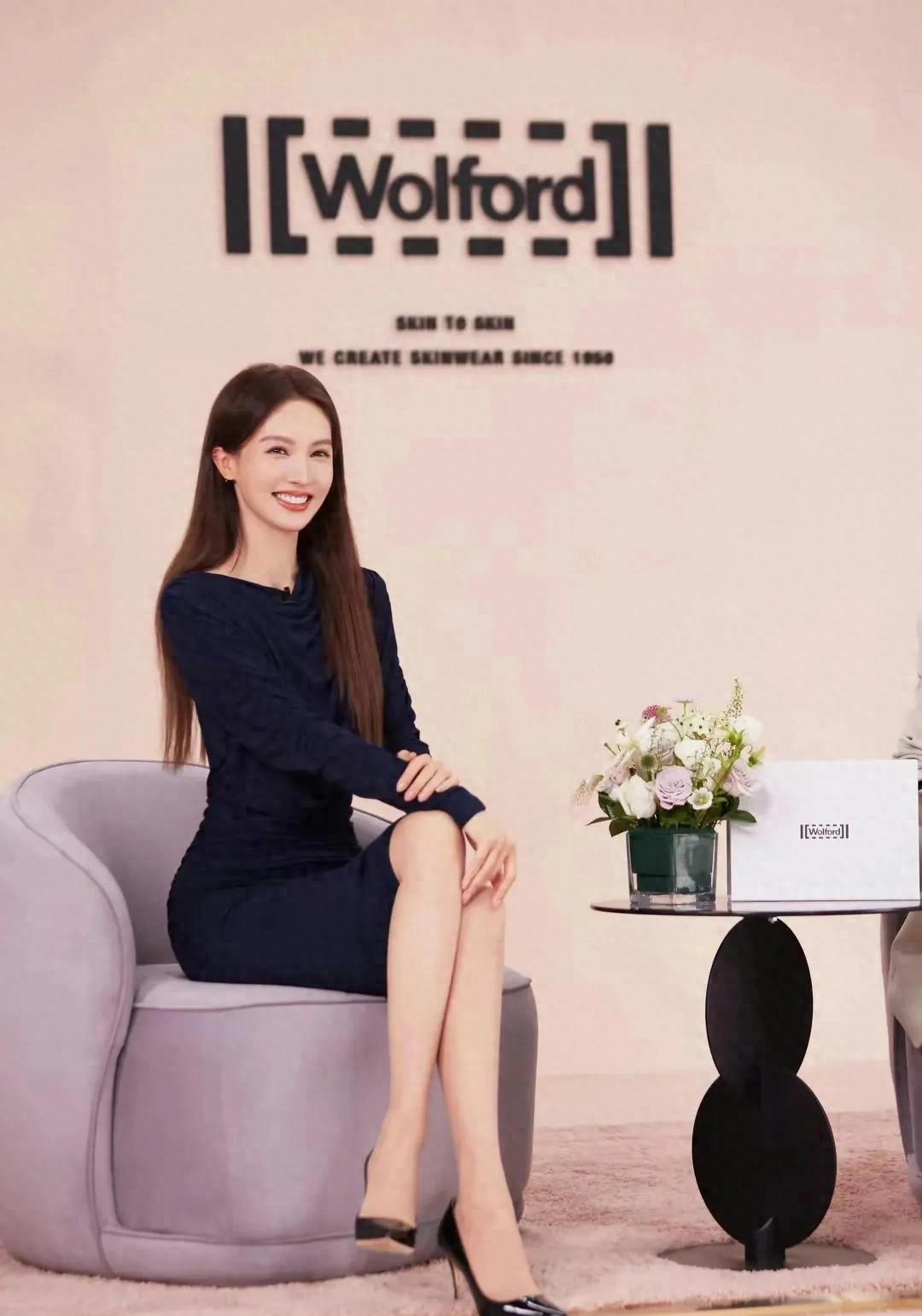 金晨穿肉色丝袜也太绝了
温柔感拉满又带点小诱惑，这气质谁顶得住