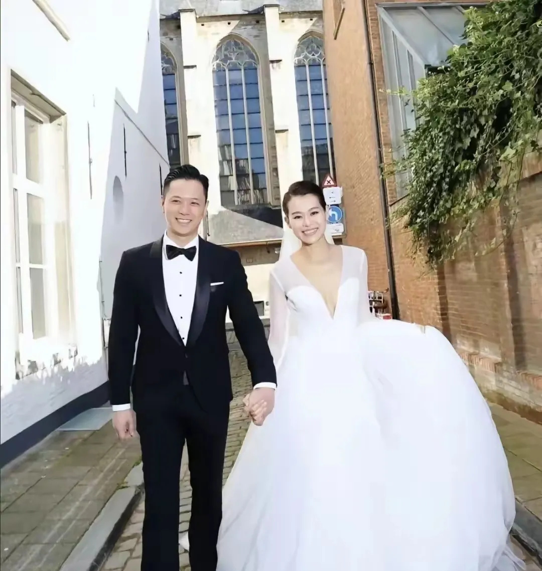高龄产妇胡杏儿颜值下降











不敢相信！曾经的女神胡杏儿，现在居