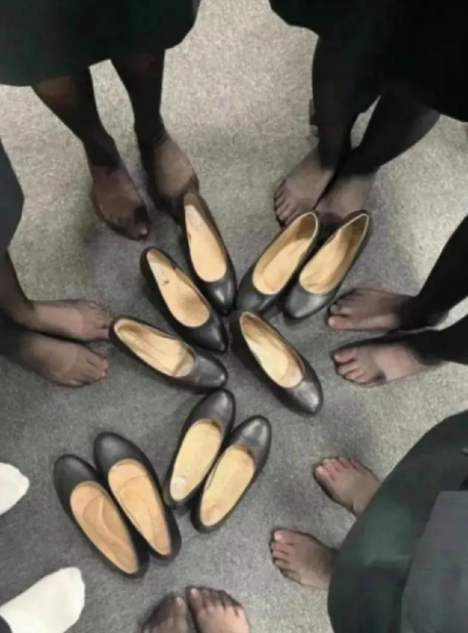 脱掉鞋子后的空姐，好看